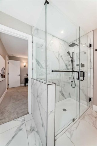 959 Lake Arrow Way Se, Calgary, AB - Indoor Photo Showing Bathroom
