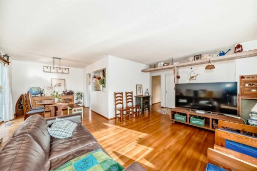 4508 Vandergrift Crescent Nw, Calgary, AB - Indoor Photo Showing Living Room