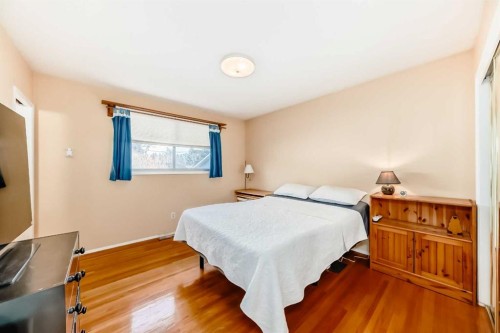 4508 Vandergrift Crescent Nw, Calgary, AB - Indoor Photo Showing Bedroom