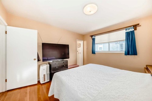 4508 Vandergrift Crescent Nw, Calgary, AB - Indoor Photo Showing Bedroom
