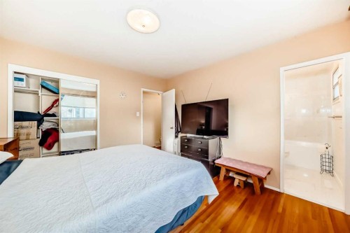 4508 Vandergrift Crescent Nw, Calgary, AB - Indoor Photo Showing Bedroom