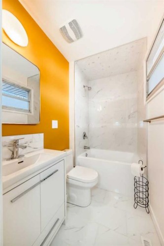 4508 Vandergrift Crescent Nw, Calgary, AB - Indoor Photo Showing Bathroom