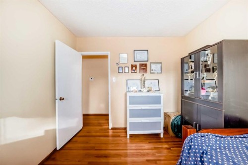 4508 Vandergrift Crescent Nw, Calgary, AB - Indoor Photo Showing Bedroom