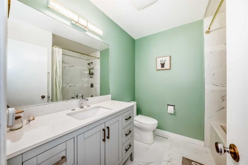 4508 Vandergrift Crescent Nw, Calgary, AB - Indoor Photo Showing Bathroom