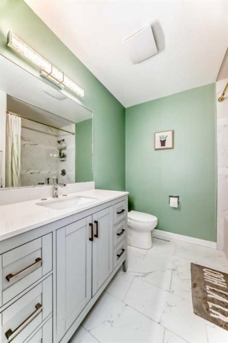 4508 Vandergrift Crescent Nw, Calgary, AB - Indoor Photo Showing Bathroom