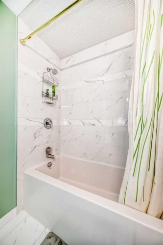 4508 Vandergrift Crescent Nw, Calgary, AB - Indoor Photo Showing Bathroom