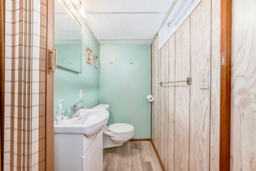 4508 Vandergrift Crescent Nw, Calgary, AB - Indoor Photo Showing Bathroom