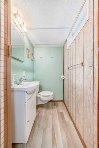 4508 Vandergrift Crescent Nw, Calgary, AB - Indoor Photo Showing Bathroom