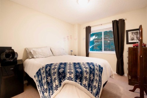 24 Hidden Creek Rise Nw, Calgary, AB - Indoor Photo Showing Bedroom