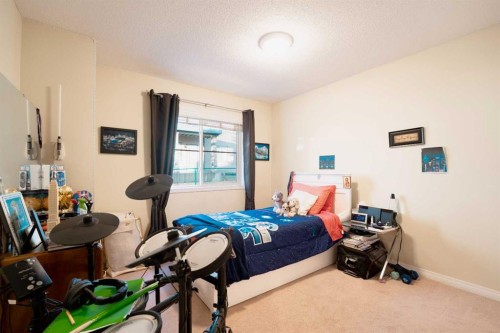 24 Hidden Creek Rise Nw, Calgary, AB - Indoor Photo Showing Bedroom