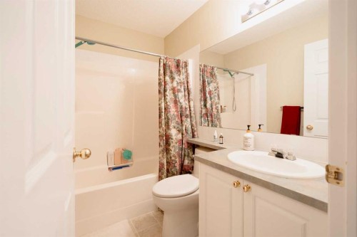 24 Hidden Creek Rise Nw, Calgary, AB - Indoor Photo Showing Bathroom
