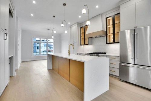 8526 47 Avenue Nw, Calgary, AB - Indoor Photo Showing Kitchen With Stainless Steel Kitchen With Upgraded Kitchen
