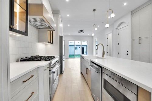 8526 47 Avenue Nw, Calgary, AB - Indoor Photo Showing Kitchen With Upgraded Kitchen