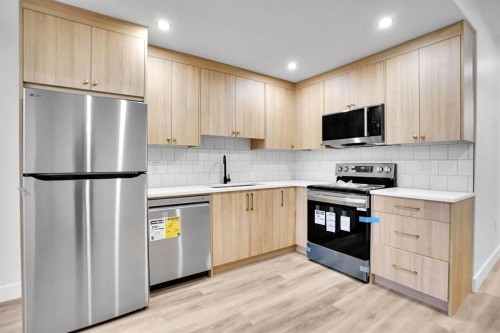 8526 47 Avenue Nw, Calgary, AB - Indoor Photo Showing Kitchen With Stainless Steel Kitchen