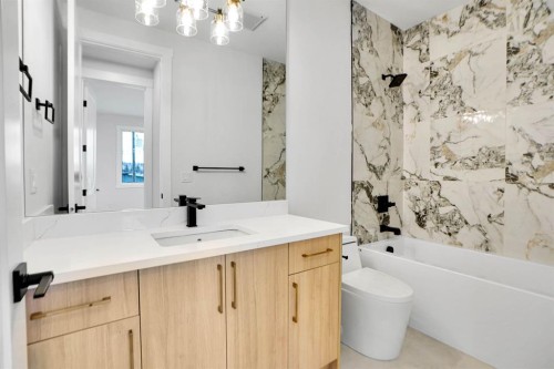 8526 47 Avenue Nw, Calgary, AB - Indoor Photo Showing Bathroom