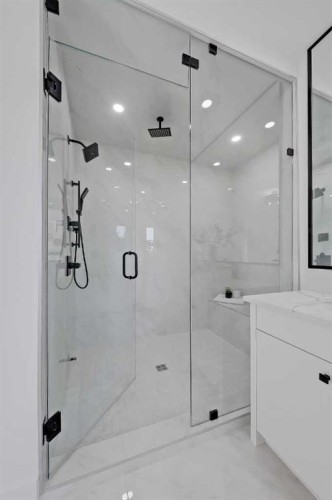 3110 14 Avenue Sw, Calgary, AB - Indoor Photo Showing Bathroom