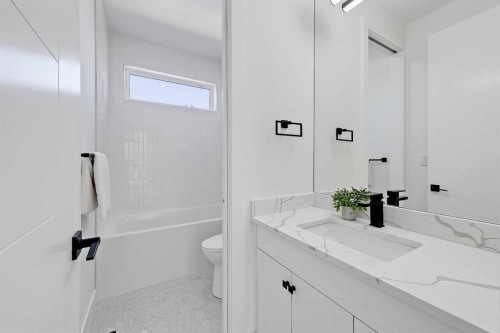 3110 14 Avenue Sw, Calgary, AB - Indoor Photo Showing Bathroom