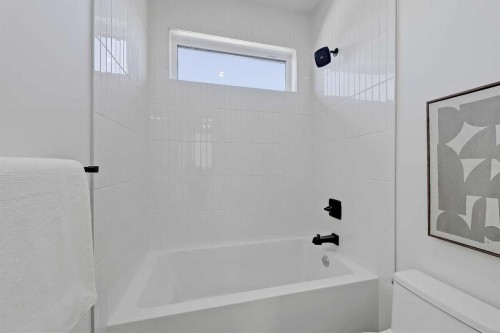 3110 14 Avenue Sw, Calgary, AB - Indoor Photo Showing Bathroom