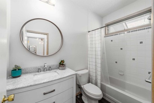 648 Scimitar Bay Nw, Calgary, AB - Indoor Photo Showing Bathroom
