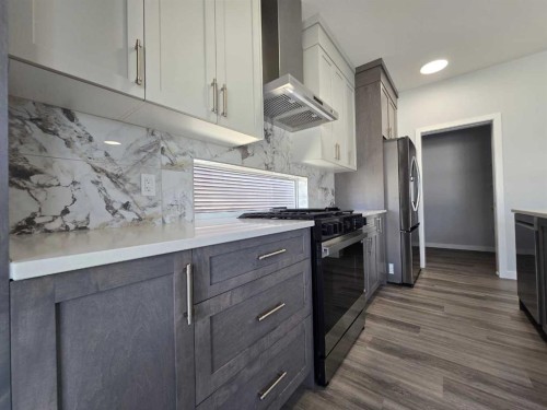 512 Baywater Manor Sw, Airdrie, AB - Indoor Photo Showing Kitchen With Upgraded Kitchen