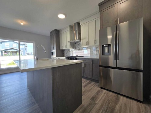512 Baywater Manor Sw, Airdrie, AB - Indoor Photo Showing Kitchen With Upgraded Kitchen