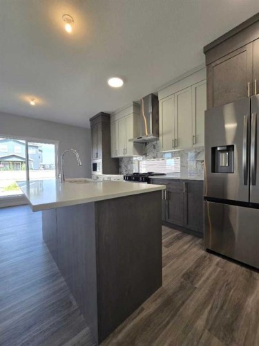 512 Baywater Manor Sw, Airdrie, AB - Indoor Photo Showing Kitchen With Upgraded Kitchen