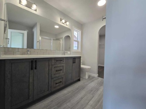 512 Baywater Manor Sw, Airdrie, AB - Indoor Photo Showing Bathroom
