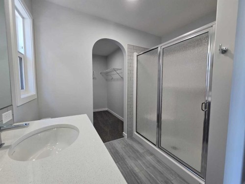 512 Baywater Manor Sw, Airdrie, AB - Indoor Photo Showing Bathroom