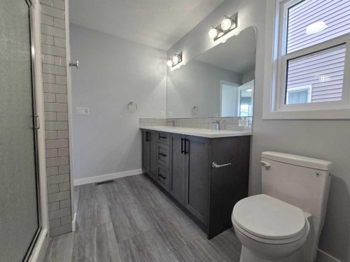 512 Baywater Manor Sw, Airdrie, AB - Indoor Photo Showing Bathroom
