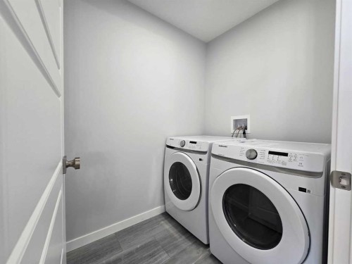 512 Baywater Manor Sw, Airdrie, AB - Indoor Photo Showing Laundry Room