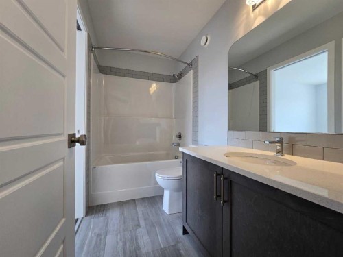 512 Baywater Manor Sw, Airdrie, AB - Indoor Photo Showing Bathroom