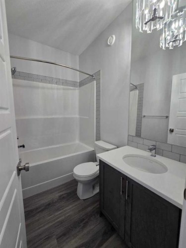 512 Baywater Manor Sw, Airdrie, AB - Indoor Photo Showing Bathroom