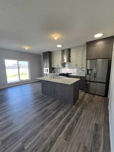 512 Baywater Manor Sw, Airdrie, AB - Indoor Photo Showing Kitchen