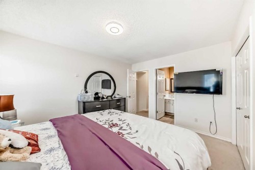 283 Macewan Drive Nw, Calgary, AB - Indoor Photo Showing Bedroom