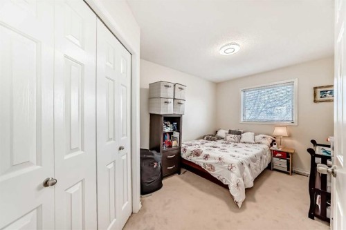 283 Macewan Drive Nw, Calgary, AB - Indoor Photo Showing Bedroom