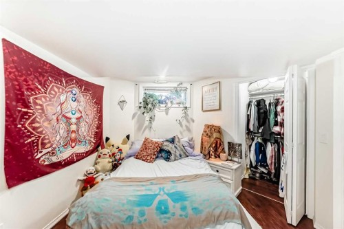 283 Macewan Drive Nw, Calgary, AB - Indoor Photo Showing Bedroom