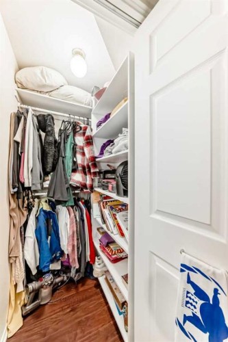 283 Macewan Drive Nw, Calgary, AB - Indoor With Storage