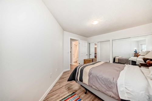 409-10 Dover Point Se, Calgary, AB - Indoor Photo Showing Bedroom