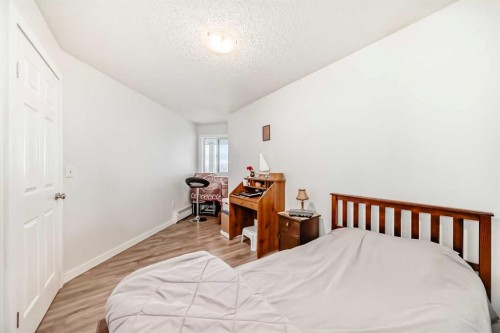 409-10 Dover Point Se, Calgary, AB - Indoor Photo Showing Bedroom