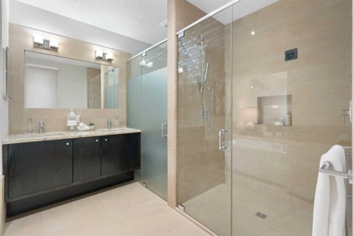 218 8A Street Ne, Calgary, AB - Indoor Photo Showing Bathroom