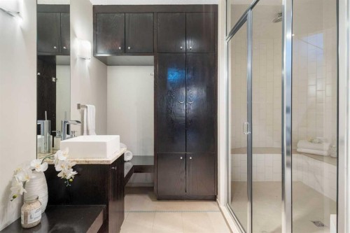 218 8A Street Ne, Calgary, AB - Indoor Photo Showing Bathroom