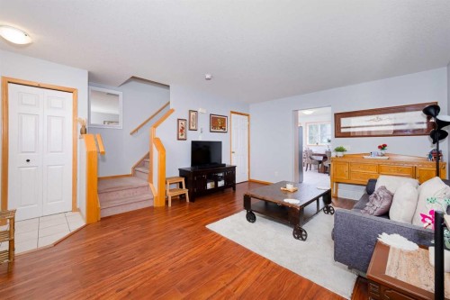 13-204 Strathaven Drive, Strathmore, AB - Indoor Photo Showing Living Room