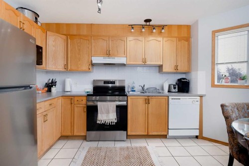 13-204 Strathaven Drive, Strathmore, AB - Indoor Photo Showing Kitchen With Double Sink