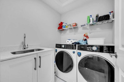 214 Corner Meadows Square, Calgary, AB - Indoor Photo Showing Laundry Room