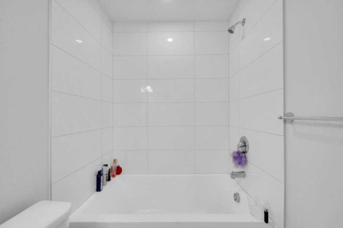214 Corner Meadows Square, Calgary, AB - Indoor Photo Showing Bathroom