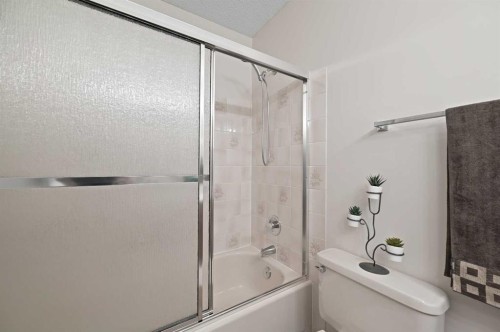 22 Sandarac Circle Nw, Calgary, AB - Indoor Photo Showing Bathroom