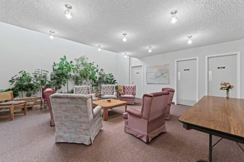 22 Sandarac Circle Nw, Calgary, AB - Indoor Photo Showing Other Room