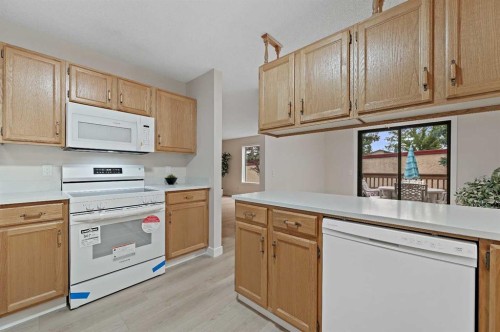 22 Sandarac Circle Nw, Calgary, AB - Indoor Photo Showing Kitchen