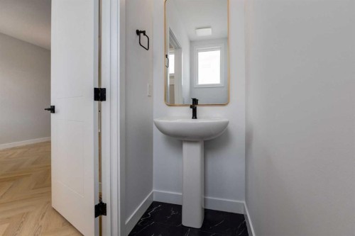 7133 Rangeview Avenue Se, Calgary, AB - Indoor Photo Showing Bathroom