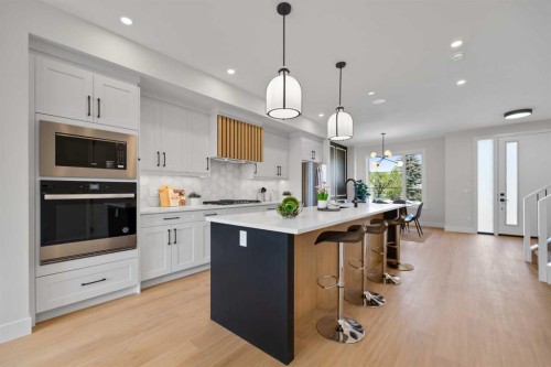 7931 47 Avenue Nw, Calgary, AB - Indoor Photo Showing Kitchen With Upgraded Kitchen